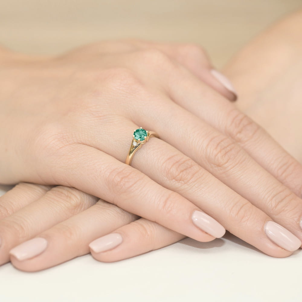 Pierścionek zaręczynowy z żółtego złota z brylantami i szmaragdem 0.03 ct 1