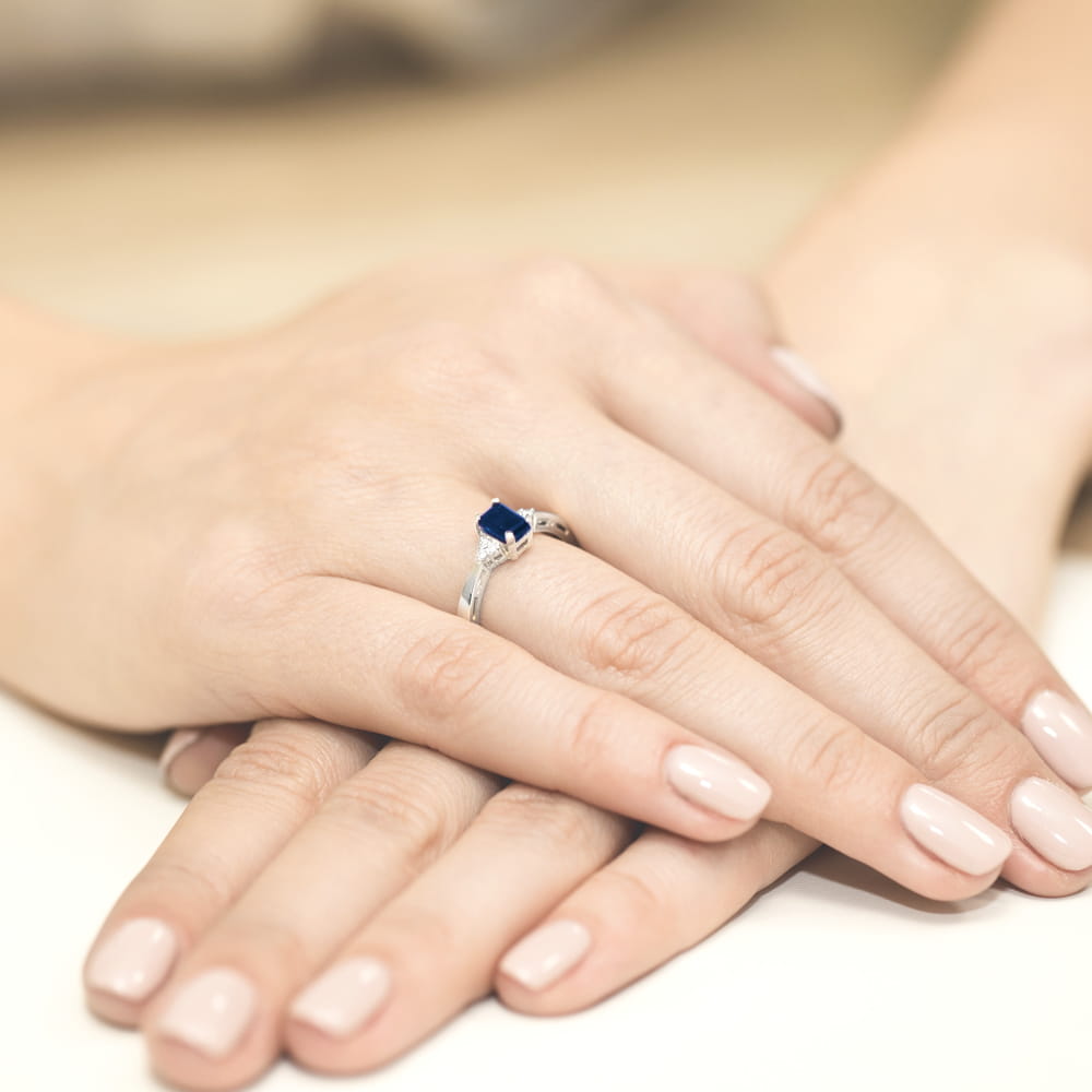 Pierścionek zaręczynowy z białego złota z brylantami i szafirem 0.03 ct 2