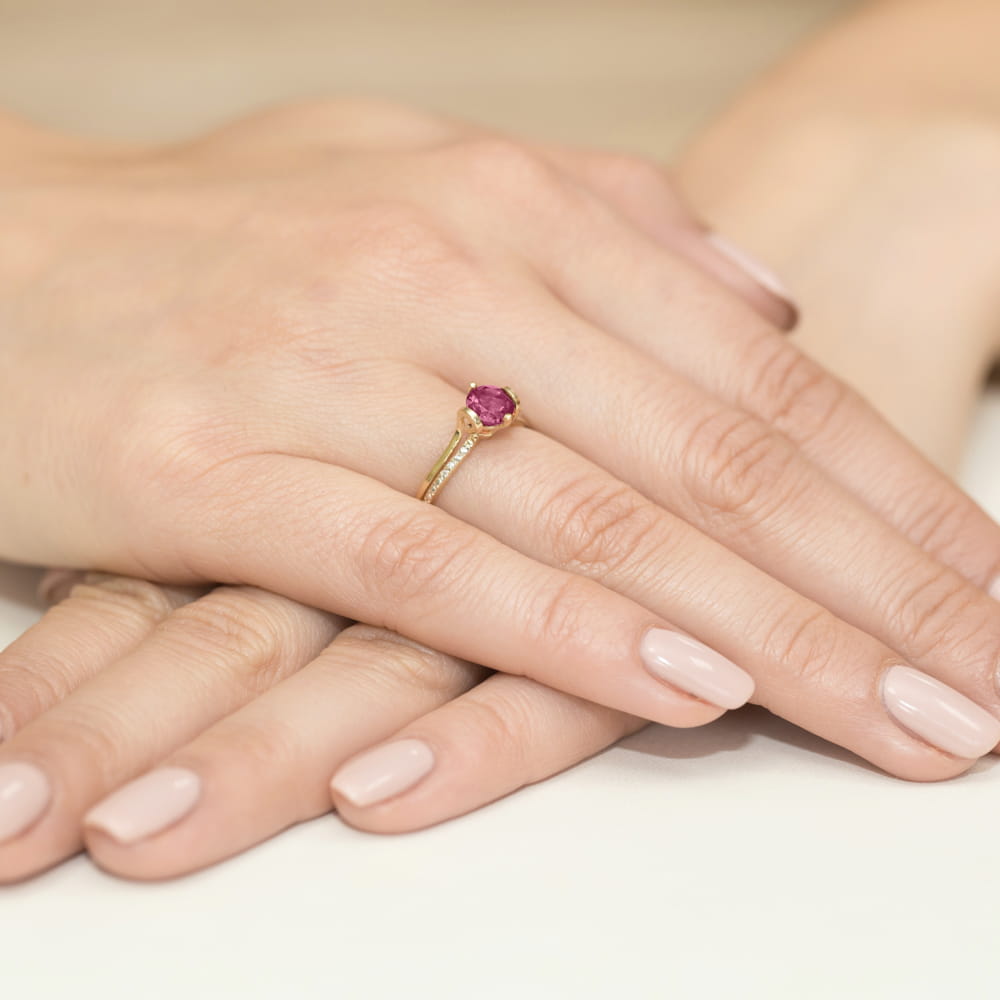 Pierścionek zaręczynowy z żółtego złota z brylantami i rubinem 0.04 ct 2