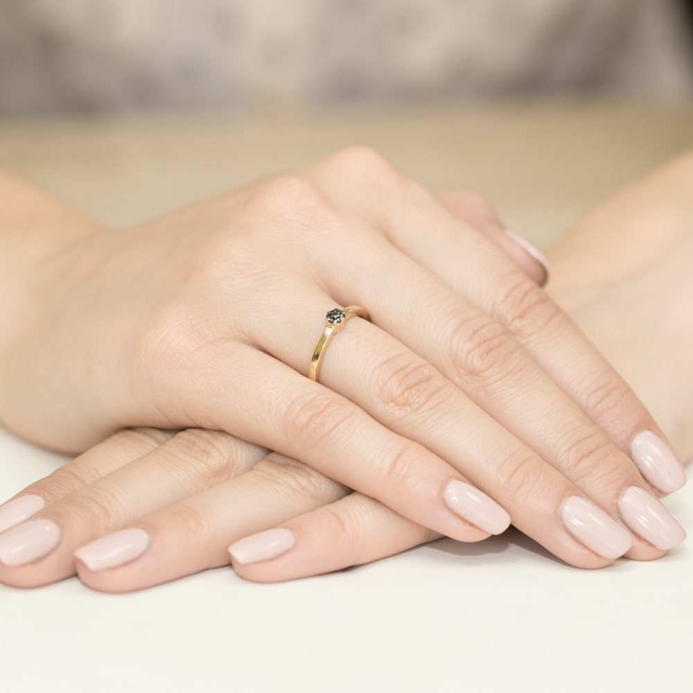 Pierścionek zaręczynowy z żółtego złota z czarnymi brylantami 0.04 ct 2