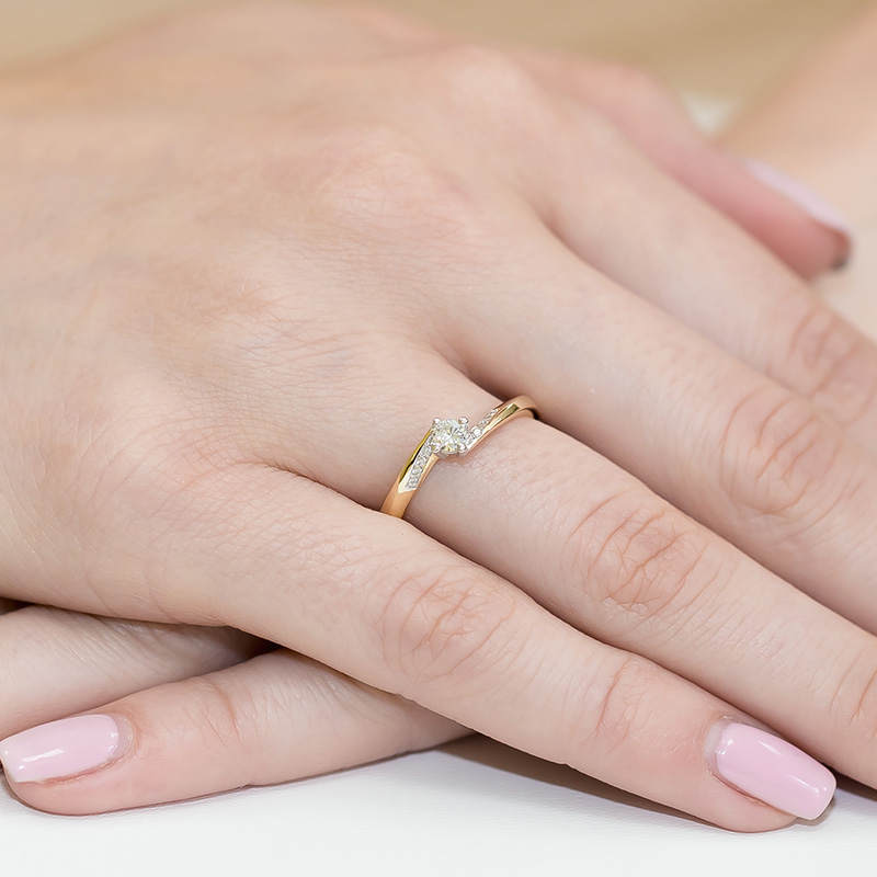 Pierścionek zaręczynowy z żółtego złota z brylantami 0.19 ct 2