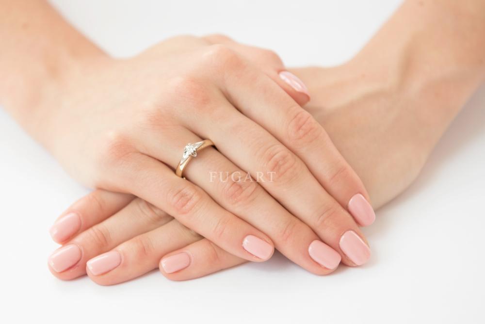 Pierścionek zaręczynowy z żółtego złota z brylantem 0.04 ct 1
