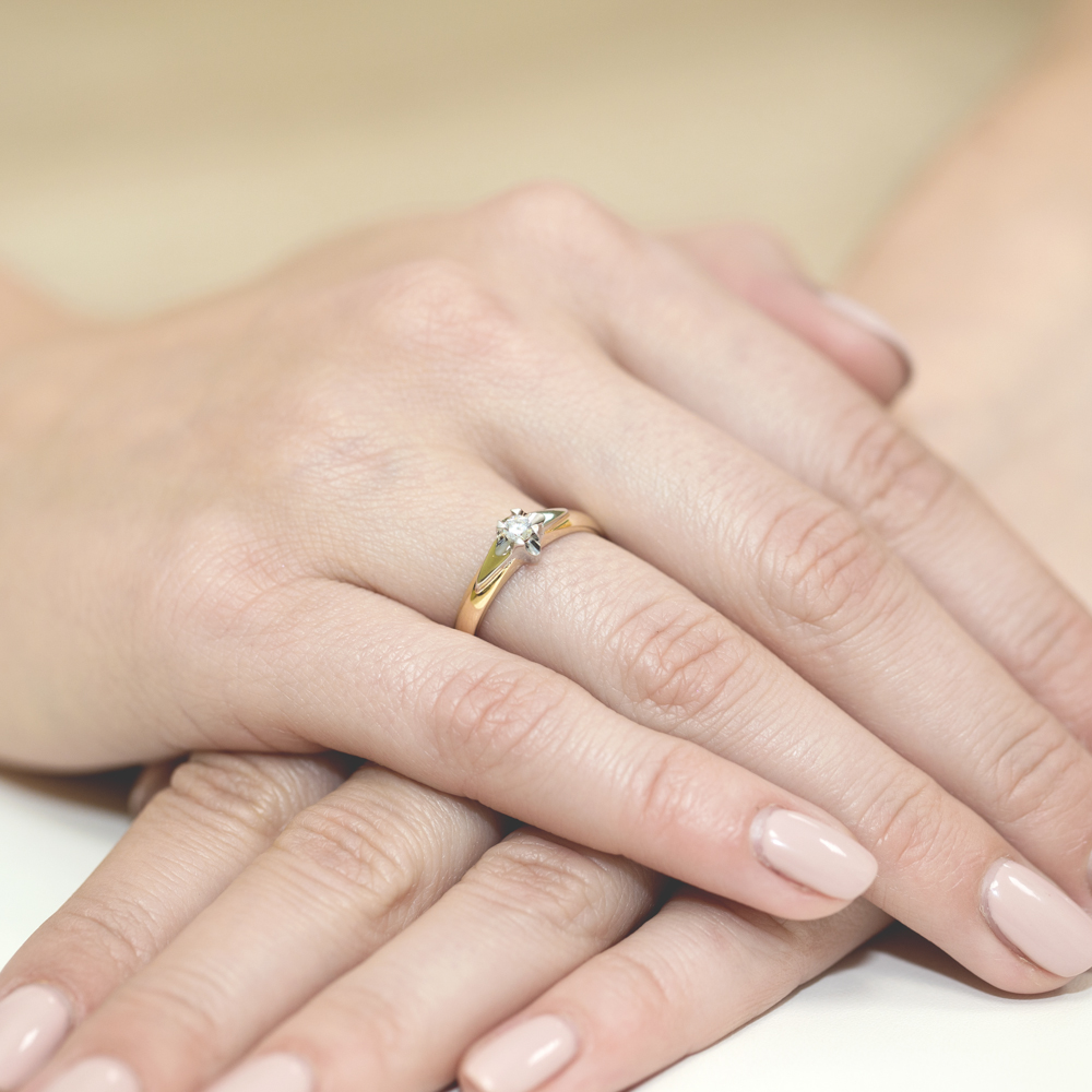 Pierścionek zaręczynowy z żółtego złota z brylantem 0.04 ct 4