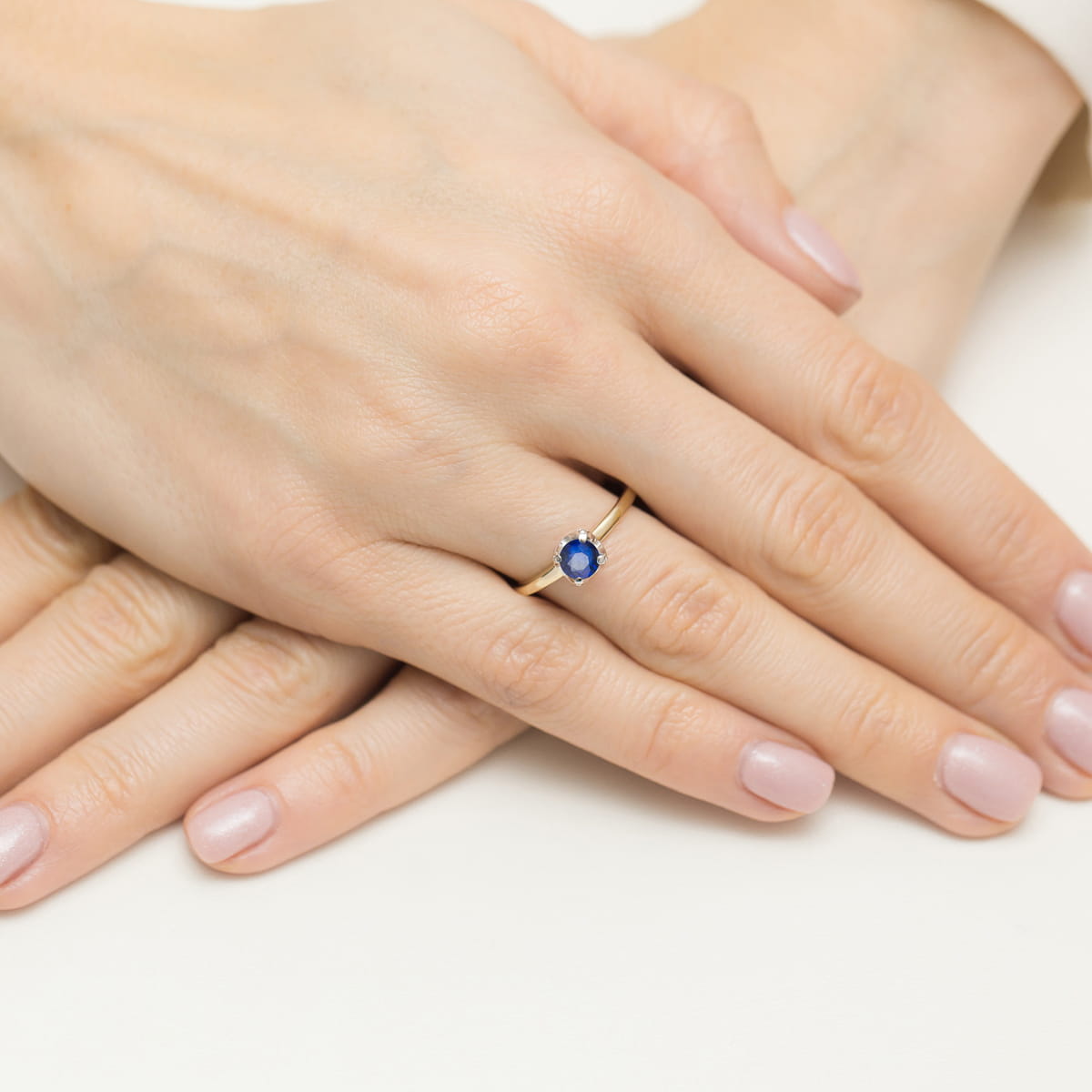 Pierścionek zaręczynowy z żółtego złota z brylantami i szafirem 0.14 ct 2