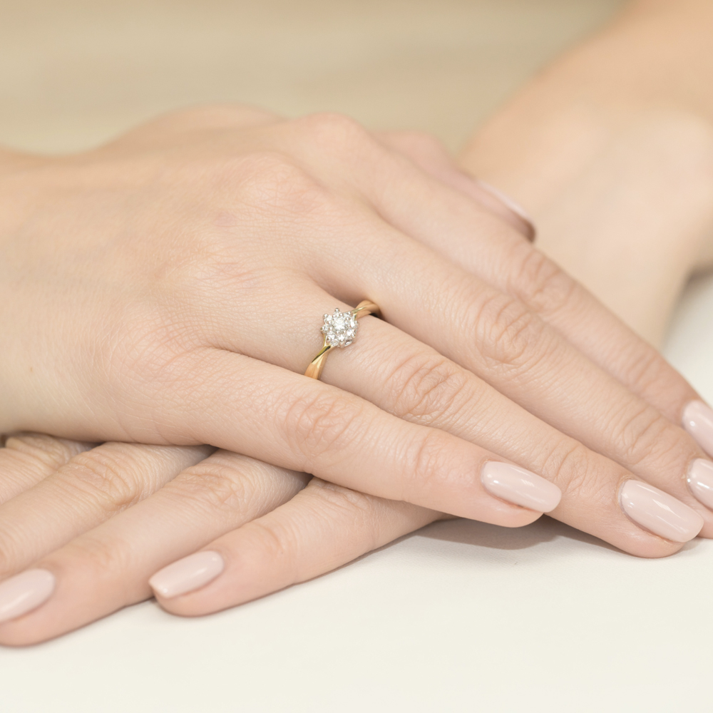 Pierścionek zaręczynowy z zółtego złota z brylantami 0.22 ct 3