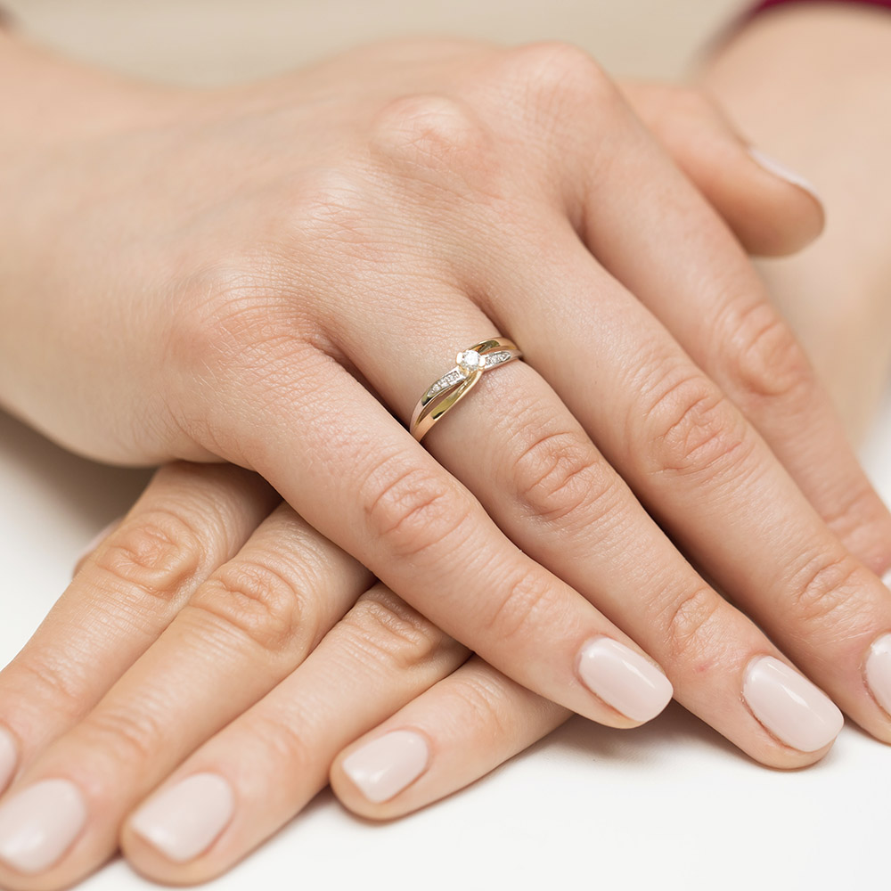 Pierścionek zaręczynowy z żółtego złota z brylantami 0.13 ct 3