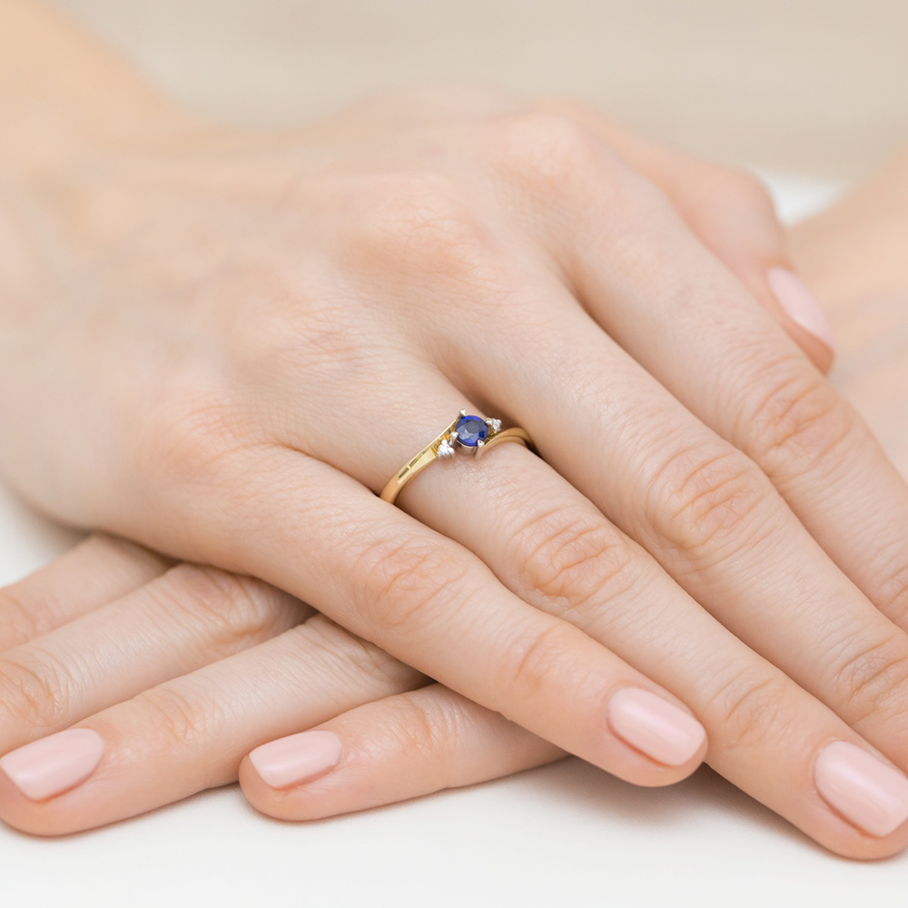 Pierścionek zaręczynowy z żółtego złota z brylantami i szafirem 0.03 ct 2