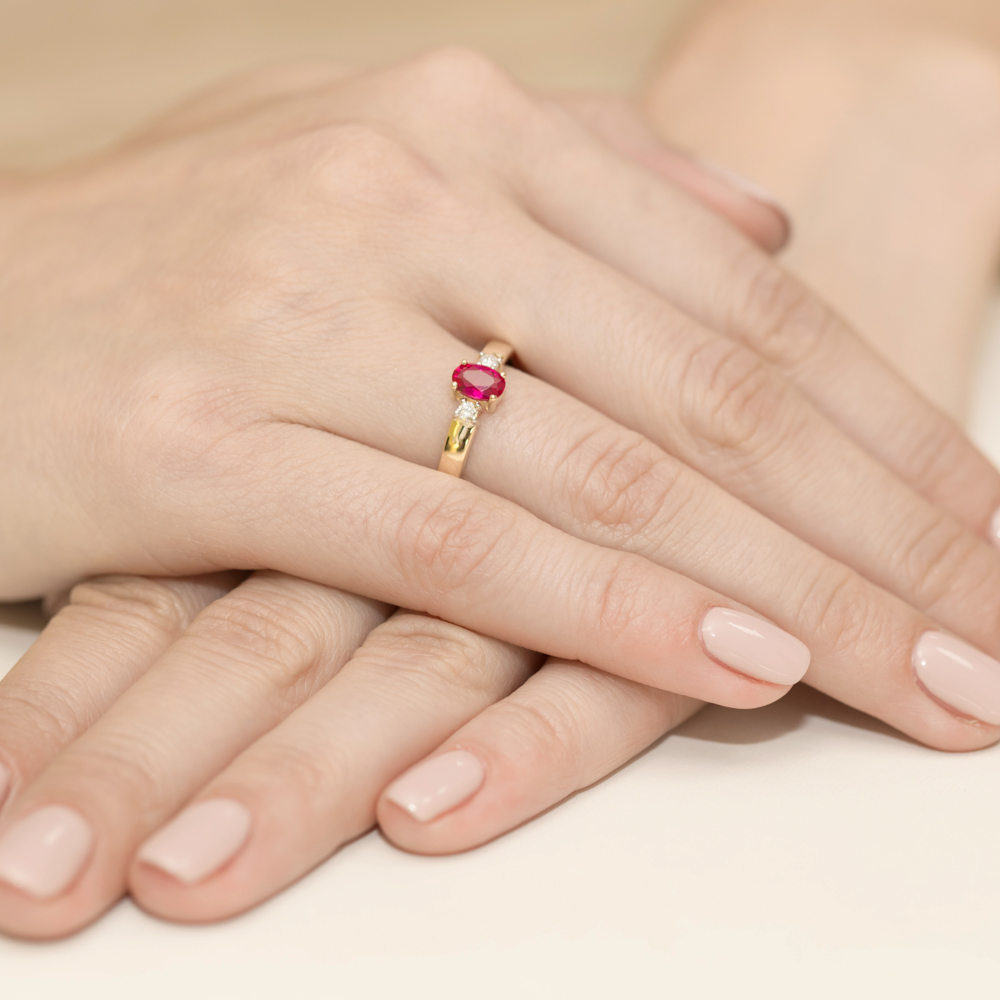 Pierścionek zaręczynowy z żółtego złota z brylantami i rubinem 0.08ct 3